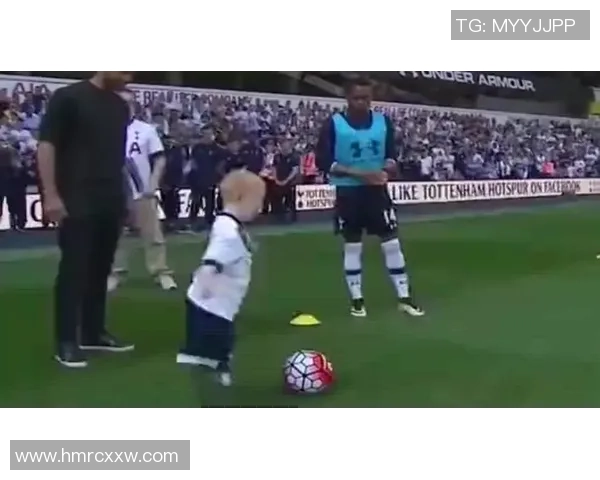 足球明星背影车贴展现运动魅力与个性风采的完美结合 足球明星背影车贴展现运动魅力与个性风采的完美结合